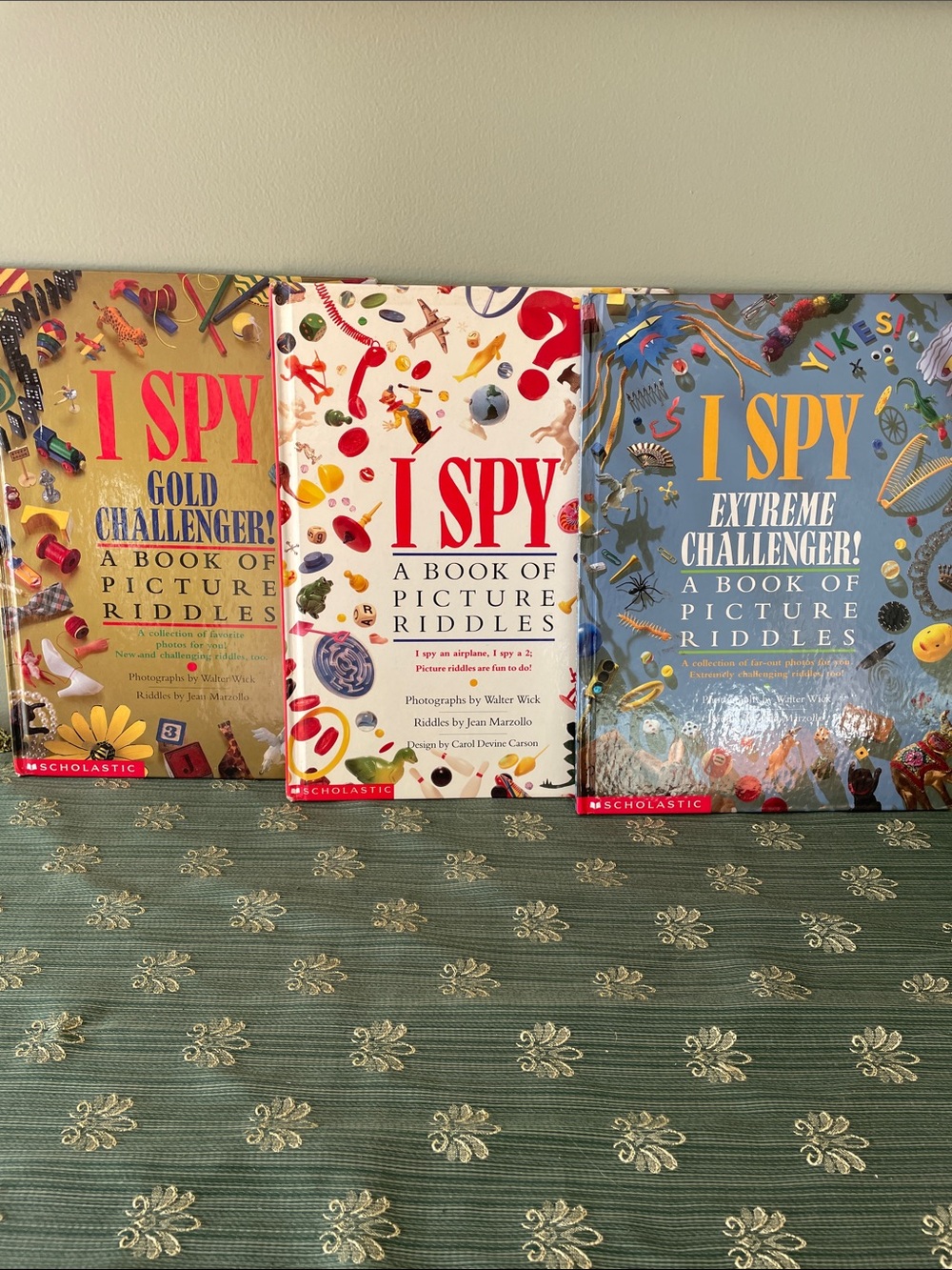 Scholastic I SPY A Book of Picture Riddles - White, Gold & Blue Covers